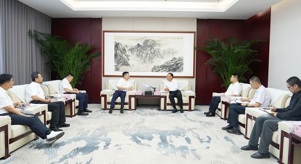岳文彥一行拜訪(fǎng)湖北機(jī)場(chǎng)集團(tuán)黨委書(shū)記、董事長(zhǎng)李忠祿